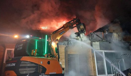 [고성(경남)=뉴시스] 신정철 기자= 19일 오전 1시 5분께 경남 고성군 대가면 척정리 한 단독주택에서 불이나 126.72㎡ 규모의 건물 1채를 태우고 4시간만에 진화됐다.사진은 건물내 샌트위치패널 특성상 진화에 어려움이 있어 소방당국이 굴착기를 동원하여 화재를 진화하고 있는 모습.(사진=경남소방본부 제공).2026.01.19. photo@newsis.com *재판매 및 DB 금지