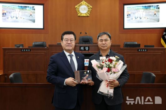 [오산=뉴시스] 오산시의회 명예의장으로 위촉된 최철민 오산남성의용소방대장(사진 오른쪽)(사진=오산시의회 제공) 2026.01.19.photo@newsis.com