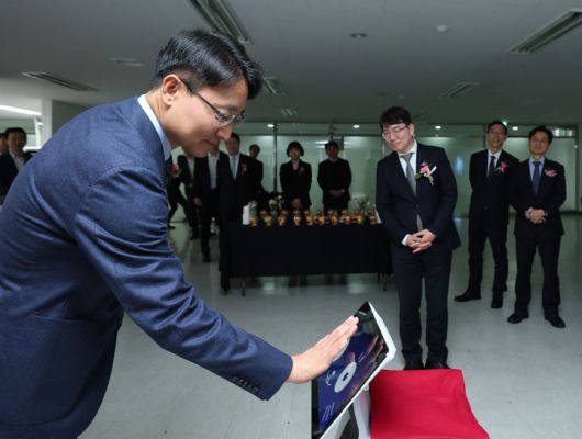 임광현 국세청장이 19일 세종시 나성동 SM타워에서 열린 AI혁신담당관실 현판식에서 K-AI(카이) 로봇을 살펴보고 있다.(사진 : 국세청 제공) 2026.1.19. *재판매 및 DB 금지