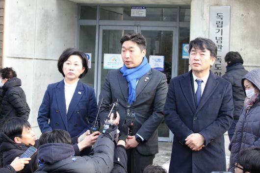 [천안=뉴시스] 최영민 기자=(왼쪽부터) 송옥주, 김용만, 문진석 국회의원이 19일 독립기념관 이사회에서 김형석 관장에 대한 해임 건의안을 의결한 후 취재진 앞에서 브리핑을 하고 있다. 2026.01.19 ymchoi@newsis.com *재판매 및 DB 금지