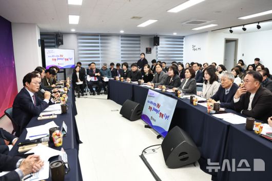 [창원=뉴시스]박완수 경남도지사가 19일 오후 창원시 의창구 창원스마트업타워에서 열린 '기업인과 함께, 경남 경제 Jump Up!' 행사에 참석해 기업인들의 애로사항 건의에 답하고 있다.(사진=경남도 제공) 2026.01.19. photo@newsis.com