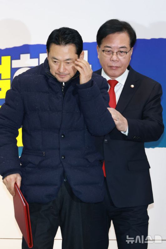 [서울=뉴시스] 고승민 기자 = 장동혁 국민의힘 대표와 송언석 원내대표가 19일 서울 여의도 국회 로텐더홀에서 열린 최고위원회의에 참석하고 있다. 2026.01.19. kkssmm99@newsis.com