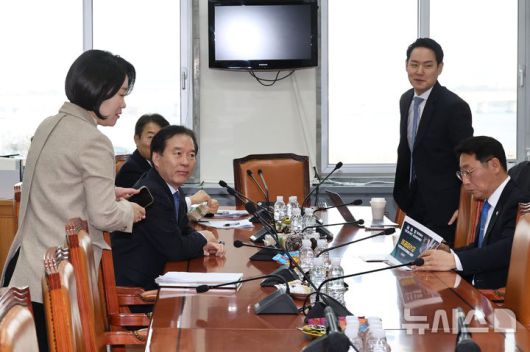 [서울=뉴시스] 김금보 기자 = 정태호 국회 재정경제기획위원회 더불어민주당 간사와 의원들이 19일 서울 여의도 국회에서 이혜훈 기획예산처 장관 후보 청문회를 앞두고 회의를 하고 있다. 2026.01.19. kgb@newsis.com