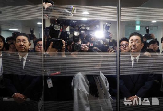 [서울=뉴시스] 조성봉 기자 =  김병기 전 더불어민주당 원내대표가 19일 오전 서울 여의도 국회 소통관에서 ‘공천헌금’의혹 관련 입장 발표를 마치고 엘리베이터를 기다리고 있다. 김 전 원내대표는 “징계에 대해 재심을 신청하지 않고 떠나겠다”고 빍혔다. 2026.01.19. suncho21@newsis.com