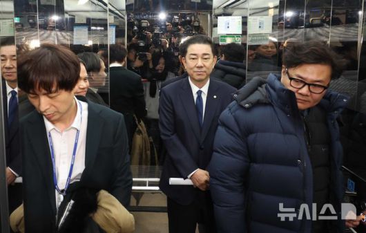 [서울=뉴시스] 조성봉 기자 =  김병기 전 더불어민주당 원내대표가 19일 오전 서울 여의도 국회 소통관에서 ‘공천헌금’의혹 관련 입장 발표를 마치고 엘리베이터로 이동하고 있다. 김 전 원내대표는 “징계에 대해 재심을 신청하지 않고 떠나겠다”고 빍혔다. 2026.01.19. suncho21@newsis.com