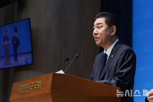 [서울=뉴시스] 고승민 기자 = 김병기 더불어민주당 전 원내대표가 19일 서울 여의도 국회 소통관에서 기자회견을 하고 있다. 2026.01.19. kkssmm99@newsis.com