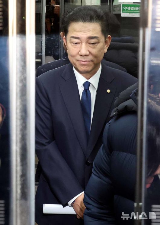 [서울=뉴시스] 조성봉 기자 = 김병기 전 더불어민주당 원내대표가 19일 오전 서울 여의도 국회 소통관에서 ‘공천헌금’의혹 관련 입장 발표를 마치고 엘리베이터로 이동하고 있다. 김 전 원내대표는 “징계에 대해 재심을 신청하지 않고 떠나겠다”고 빍혔다. 2026.01.19. suncho21@newsis.com