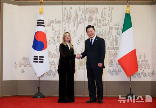 [서울=뉴시스] 최동준 기자 = 이재명 대통령과 조르자 멜로니 이탈리아 총리가 19일 청와대에서 한-이탈리아 정상회담에 앞서 기념촬영을 하고 있다. 2026.01.19. photocdj@newsis.com