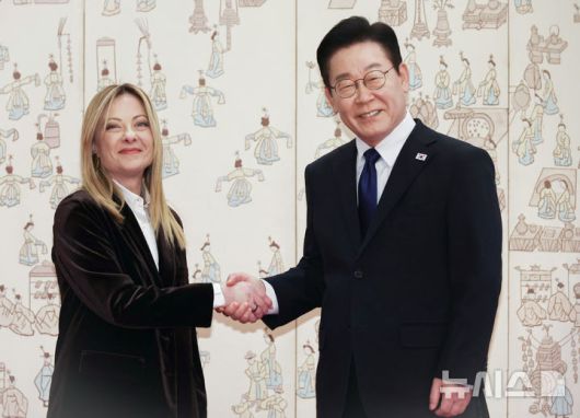 [서울=뉴시스] 최동준 기자 = 이재명 대통령과 조르자 멜로니 이탈리아 총리가 19일 청와대에서 한-이탈리아 정상회담에 앞서 기념촬영을 하고 있다. 2026.01.19. photocdj@newsis.com