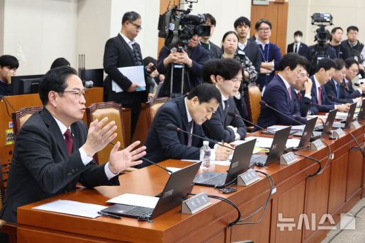 [서울=뉴시스] 김금보 기자 = 박수영 국회 재정경제기획위원회 국민의힘 간사가 19일 서울 여의도 국회에서 열린 전체회의에서 이혜훈 기획예산처 장관 후보 청문회 자료제출을 요구하고 있다. 2026.01.19. kgb@newsis.com