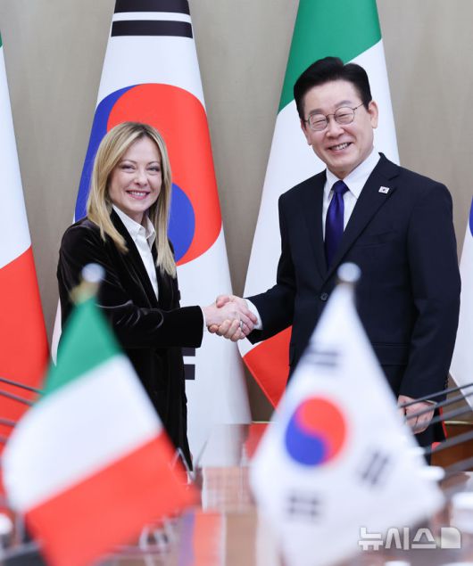 [서울=뉴시스] 최동준 기자 = 이재명 대통령과 조르자 멜로니 이탈리아 총리가 19일 청와대에서 한-이탈리아 정상회담 기념촬영을 하고 있다. 2026.01.19. photocdj@newsis.com