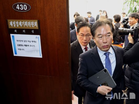 [서울=뉴시스] 김금보 기자 = 국회 재정경제기획위원회 정태호 더불어민주당 간사와 박수영 국민의힘 간사가 19일 서울 여의도 국회에서 열린 전제회의에서 정회 후 이혜훈 기획예산처 장관 후보자 청문회 개회 여부와 시기를 두고 논의를 하기위해 이동하고 있다. 2026.01.19. kgb@newsis.com