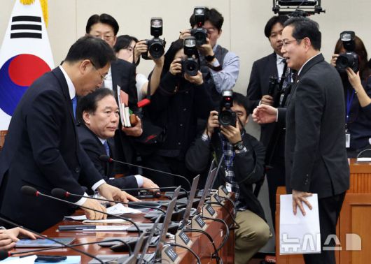 [서울=뉴시스] 김금보 기자 = 국회 재정경제기획위원회 정태호 더불어민주당 간사와 박수영 국민의힘 간사가 19일 서울 여의도 국회에서 열린 전제회의에서 정회 후 이혜훈 기획예산처 장관 후보자 청문회 개회 여부와 시기를 두고 논의를 하고 있다. 2026.01.19. kgb@newsis.com