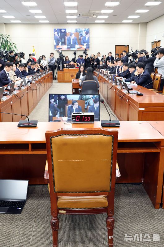 [서울=뉴시스] 김금보 기자 = 19일 서울 여의도 국회에서 열린 재정경제기획위원회 전제회의에 이혜훈 기획예산처 장관 후보자 자리가 비어 있다. 2026.01.19. kgb@newsis.com