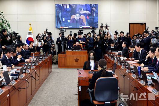 [서울=뉴시스] 김금보 기자 = 임이자 국회 재정경제기획위원회 위원장이 19일 서울 여의도 국회에서 열린 전제회의에 이혜훈 기획예산처 장관 후보자 청문회 개회를 두고 공방을 펼치는 여야 의원들을 중재하고 있다. 2026.01.19. kgb@newsis.com