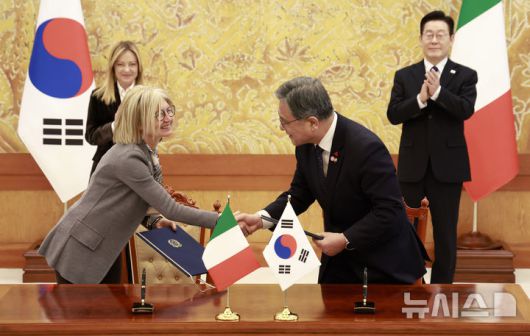 [서울=뉴시스] 최동준 기자 = 허민 국가유산청장과 에밀리아 가또 주한이탈리아대사가 19일 청와대에서 이재명 대통령과 조르자 멜로니 이탈리아 총리가 임석한 가운데 문화유산 및 경관 협력 양해각서를 체결한 뒤 악수하고 있다. 2026.01.19. photocdj@newsis.com