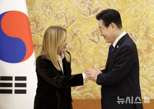 [서울=뉴시스] 최동준 기자 = 이재명 대통령과 조르자 멜로니 이탈리아 총리가 19일 청와대에서 열린 한-이탈리아 MOU 서명식을 마치고 악수하고 있다. 2026.01.19. photocdj@newsis.com