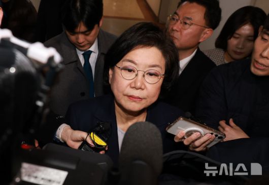 [서울=뉴시스] 고승민 기자 = 이혜훈 기획예산처 장관 후보자가 19일 서울 여의도 국회에서 취재진의 질문을 받으며 이동하고 있다. 이날 열린 재정경제기획위원회 전체회의는 이 장관의 청문회 개최 여부를 놓고 여야간 공방이 이어지다 정회됐다. 2026.01.19. kkssmm99@newsis.com