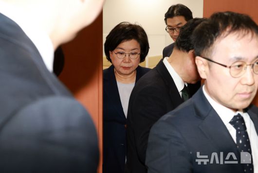 [서울=뉴시스] 고승민 기자 = 이혜훈 기획예산처 장관 후보자가 19일 서울 여의도 국회에서 취재진의 질문을 받으며 이동하고 있다. 이날 열린 재정경제기획위원회 전체회의는 이 장관의 청문회 개최 여부를 놓고 여야간 공방이 이어지다 정회됐다. 2026.01.19. kkssmm99@newsis.com