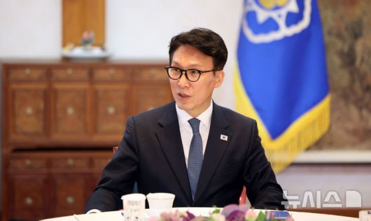 [서울=뉴시스] 김선웅 기자 = 김민석 국무총리가 19일 서울 종로구 총리공관에서 뉴시스와 인터뷰를 하고 있다. 2026.01.19. mangusta@newsis.com