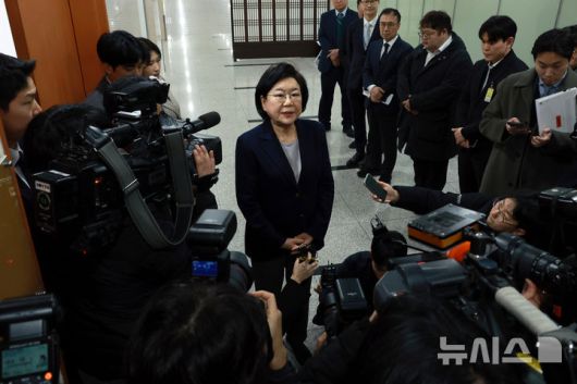 [서울=뉴시스] 고승민 기자 = 이혜훈 기획예산처 장관 후보자가 19일 서울 여의도 국회에서 입장을 밝히고 있다. 이날 열린 재정경제기획위원회 전체회의는 이 장관의 청문회 개최 여부를 놓고 여야간 공방이 이어지다 정회됐다. 2026.01.19. kkssmm99@newsis.com