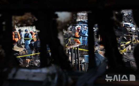 [서울=뉴시스] 이영환 기자 = 경찰과 소방, 한국전기안전공사 관계자들이 19일 오후 서울 강남구 구룡마을 화재현장에서 합동 감식을 하고 있다.지난 16일 오전 구룡마을 4지구에서 발생한 화재가 인근까지 번져 4,5,6지구 주민들이 대피했다. 2026.01.19. 20hwan@newsis.com