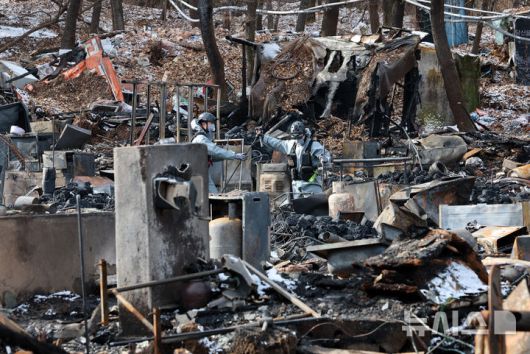 [서울=뉴시스] 이영환 기자 = 경찰과 소방, 한국전기안전공사 관계자들이 19일 오후 서울 강남구 구룡마을 화재현장에서 합동 감식을 하고 있다.지난 16일 오전 구룡마을 4지구에서 발생한 화재가 인근까지 번져 4,5,6지구 주민들이 대피했다. 2026.01.19. 20hwan@newsis.com