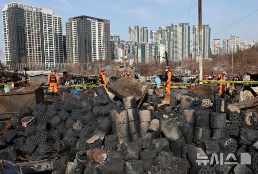 [서울=뉴시스] 이영환 기자 = 경찰과 소방, 한국전기안전공사 관계자들이 19일 오후 서울 강남구 구룡마을 화재현장에서 합동 감식을 하고 있다.지난 16일 오전 구룡마을 4지구에서 발생한 화재가 인근까지 번져 4,5,6지구 주민들이 대피했다. 2026.01.19. 20hwan@newsis.com