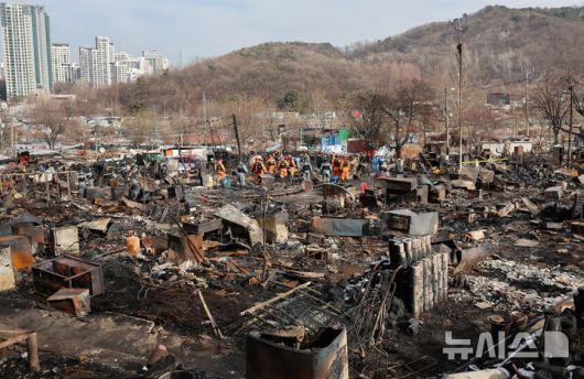[서울=뉴시스] 이영환 기자 = 경찰과 소방, 한국전기안전공사 관계자들이 19일 오후 서울 강남구 구룡마을 화재현장에서 합동 감식을 하고 있다.지난 16일 오전 구룡마을 4지구에서 발생한 화재가 인근까지 번져 4,5,6지구 주민들이 대피했다. 2026.01.19. 20hwan@newsis.com