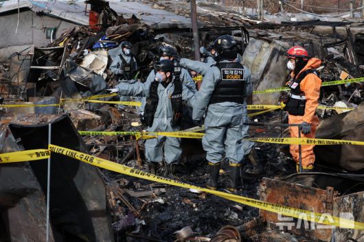 [서울=뉴시스] 이영환 기자 = 경찰과 소방, 한국전기안전공사 관계자들이 19일 오후 서울 강남구 구룡마을 화재현장에서 합동 감식을 하고 있다.지난 16일 오전 구룡마을 4지구에서 발생한 화재가 인근까지 번져 4,5,6지구 주민들이 대피했다. 2026.01.19. 20hwan@newsis.com
