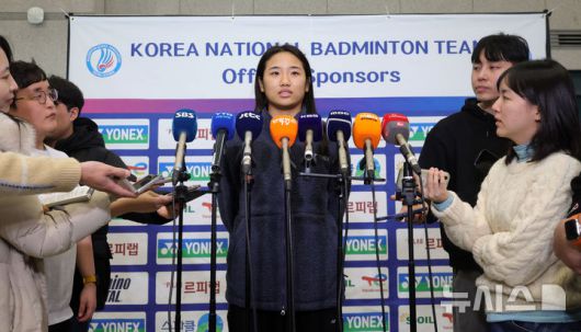 [인천공항=뉴시스] 홍효식 기자 = 세계배드민턴연맹(BWF) 월드투어 인도 오픈(수퍼 750)에서 우승한 안세영이 19일 인천국제공항 제1터미널로 귀국해 취재진 질문에 답하고 있다. 2026.01.19. yesphoto@newsis.com