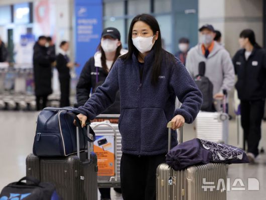 [인천공항=뉴시스] 홍효식 기자 = 세계배드민턴연맹(BWF) 월드투어 인도 오픈(수퍼 750)에서 우승한 안세영이 19일 인천국제공항 제1터미널로 귀국하고 있다. 2026.01.19. yesphoto@newsis.com