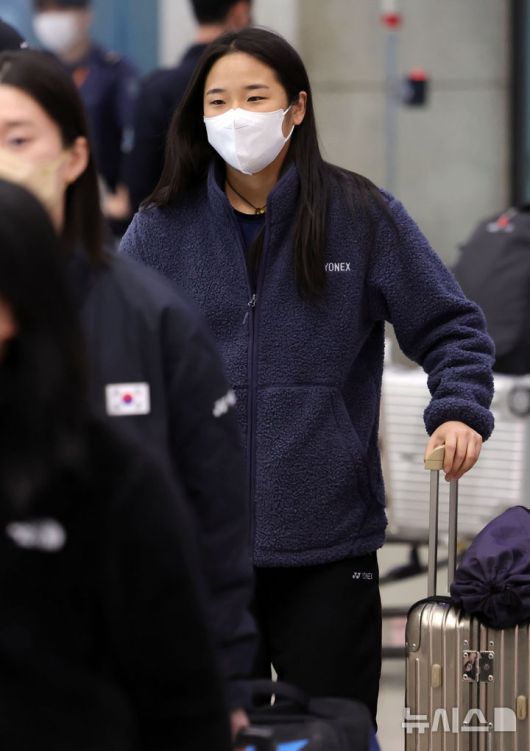 [인천공항=뉴시스] 홍효식 기자 = 세계배드민턴연맹(BWF) 월드투어 인도 오픈(수퍼 750)에서 우승한 안세영이 19일 인천국제공항 제1터미널로 귀국하고 있다. 2026.01.19. yesphoto@newsis.com