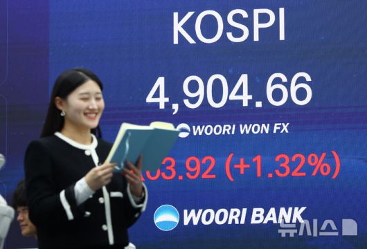[서울=뉴시스] 황준선 기자 = 코스피가 전 거래일(4840.74)보다 63.92포인트(1.32%) 오른 4904.66에 마감한 19일 오후 서울 중구 우리은행 본점 딜링룸에 지수가 표시돼 있다. 2026.01.19. hwang@newsis.com