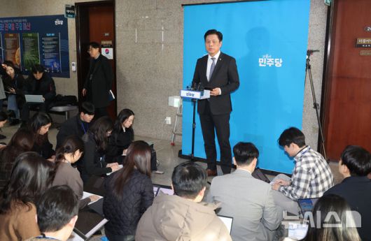 [서울=뉴시스] 조성봉 기자 = 조승래 더불어민주당 사무총장이 19일 오후 서울 여의도 국회에서 '김병기 전 원내대표의 탈당계 제출' 관련 브리핑을 하고 있다.  2026.01.19. suncho21@newsis.com