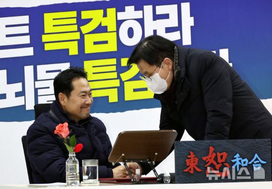 [서울=뉴시스] 김금보 기자 = 황교안 자유와혁신 대표가 19일 서울 여의도 국회 로텐더홀에서 '통일교게이트·더불어민주당 공천뇌물 특검 수용 촉구' 단식 농성중인 장동혁 국민의힘 대표를 격려하고 있다. 2026.01.19. kgb@newsis.com