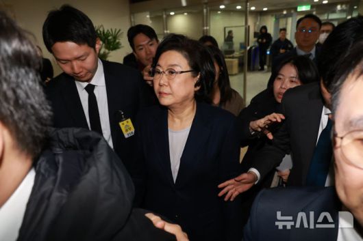 [서울=뉴시스] 고승민 기자 = 이혜훈 기획예산처 장관 후보자가 19일 서울 여의도 국회에서 청문회 개최 대기 중 잠시 이동하고 있다. 2026.01.19. kkssmm99@newsis.com