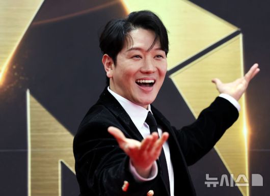 [서울=뉴시스] 박주성 기자 = 19일 오후 서울 종로구 세종문화회관에서 열린 ‘제10회 한국 뮤지컬어워즈’ 레드카펫 행사에서 배우 정원영이 포즈를 취하고 있다.  2026.01.19. park7691@newsis.com