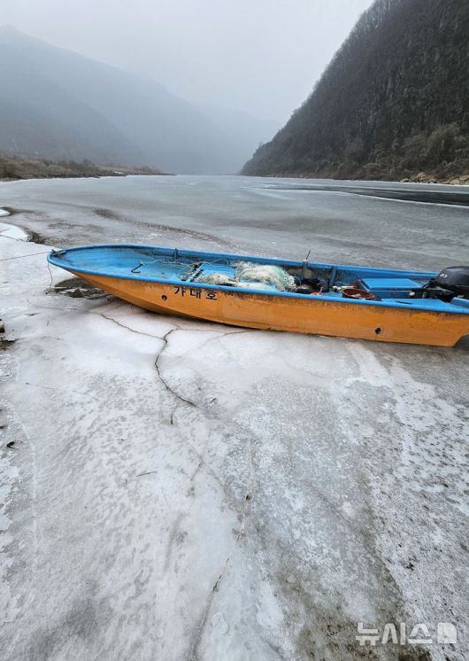 [단양=뉴시스] 이병찬 기자 = 한파주의보가 발효한 20일 충북 단양군 가곡면 남한강에 발 묶인 어선이 한겨울 정취를 더하고 있다.2026.01.20.bclee@newsis.com