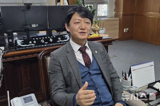 [부산=뉴시스] 김민지 기자 = 취임 1주년 앞두고 지난 19일 부산 연제구 부산변호사회 집무실에서 만난 김용민 제60대 회장이 그간의 소회를 전하고 있다. 2026.01.21. mingya@newsis.com