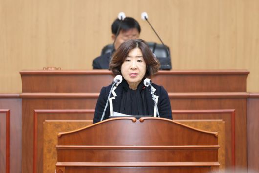 [고성(경남)=뉴시스] 신정철 기자= 경남 고성군의회(의장 최을석)는 20일, 의회 본회의장에서 제307회 임시회를 개회하고 9일간의 일정으로 본격적인 의정활동에 돌입했다.사진은 김향숙 의원이 20일 제1차 본회의에서 '군정질문을 위한 관계공무원 출석 요구의 건'을 제안 설명하고 있다.(사진=고성군의회 제공).2026.01.20. photo@newsis.com *재판매 및 DB 금지