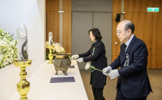 [서울=뉴시스] 故 김상하 명예회장 5주기 추도식에서 장남 김원 부회장이 헌화하고 있다. (사진=삼양그룹 제공) 2026.01.20. photo@newsis.com *재판매 및 DB 금지