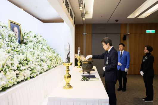 [서울=뉴시스] 故 김상하 명예회장 5주기 추도식에서 차남 김정 부회장이 분향하고 있다. (사진=삼양그룹 제공) 2026.01.20. photo@newsis.com *재판매 및 DB 금지