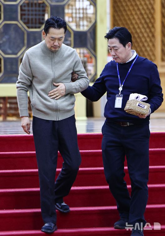 [서울=뉴시스] 김명년 기자 = 통일교·공천헌금 '쌍특검'을 요구하며 엿새째 단식농성중인 장동혁 국민의힘 대표가 20일 오전 서울 여의도 국회 로텐더홀 농성장에서 부축 받으며 이동하고 있다. 2026.01.20. kmn@newsis.com
