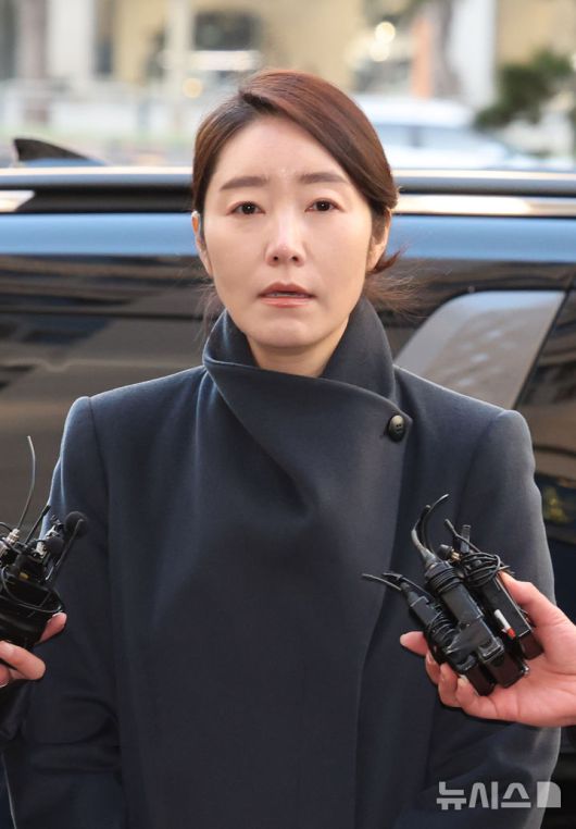 [서울=뉴시스] 배훈식 기자 = 공천헌금 1억원 수수 의혹을 받고 있는 강선우 무소속 의원이 20일 오전 서울 마포구 서울경찰청 공공범죄수사대에 피의자 신분으로 출석하며 취재진의 질문에 답하고 있다. 2026.01.20. dahora83@newsis.com