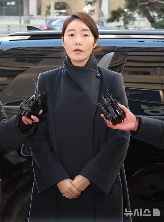 [서울=뉴시스] 배훈식 기자 = 공천헌금 1억원 수수 의혹을 받고 있는 강선우 무소속 의원이 20일 오전 서울 마포구 서울경찰청 공공범죄수사대에 피의자 신분으로 출석하며 취재진의 질문에 답하고 있다. 2026.01.20. dahora83@newsis.com