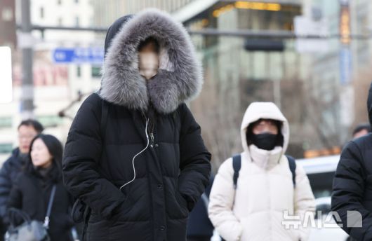 [서울=뉴시스] 김근수 기자 = 24절기 중 마지막 절기 대한(大寒)인 20일 서울 광화문 세종대로에서 시민들이 추위를 피하며 오가고 있다. 2026.01.20. ks@newsis.com