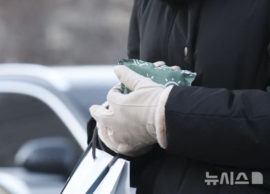 [서울=뉴시스] 김근수 기자 = 24절기 중 마지막 절기 대한(大寒)인 20일 서울 광화문 세종대로에서 한 시민이 휴대용 핫팩을 들고 출근길에 나서고 있다. 2026.01.20. ks@newsis.com