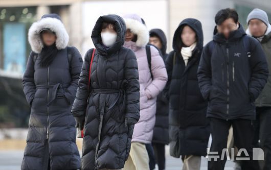 [서울=뉴시스] 김근수 기자 = 24절기 중 마지막 절기 대한(大寒)인 20일 서울 광화문 세종대로에서 시민들이 추위를 피하며 오가고 있다. 2026.01.20. ks@newsis.com