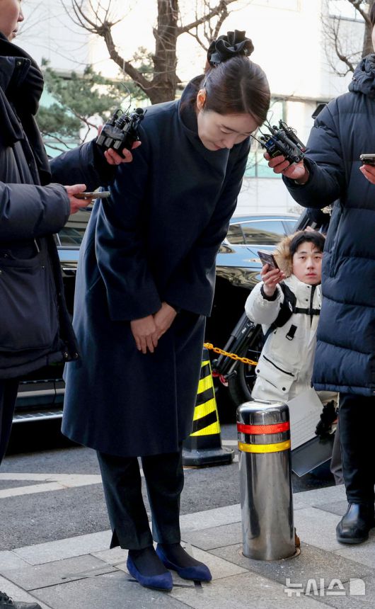 [서울=뉴시스] 김진아 기자 = 공천헌금 1억원을 수수한 혐의를 받는 강선우 무소속 의원이 20일 서울 마포구 서울경찰청 광역수사단 공공범죄수사대에 조사를 받기 위해 출석하고 있다. 2026.01.20. bluesoda@newsis.com